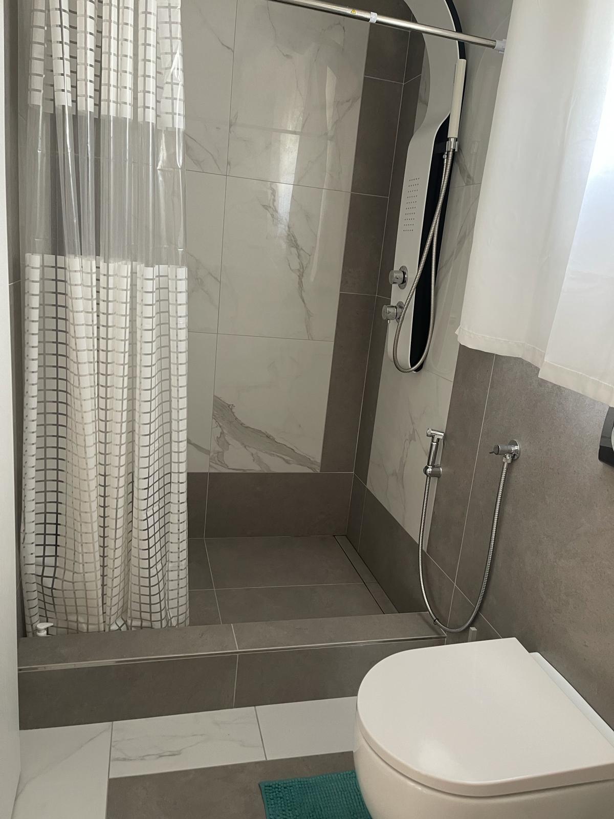 Eigenes Badezimmer mit Fenster